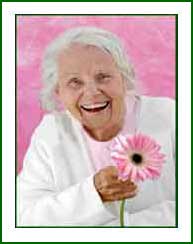 abuela con flor en Geriatrico Mario Bravo